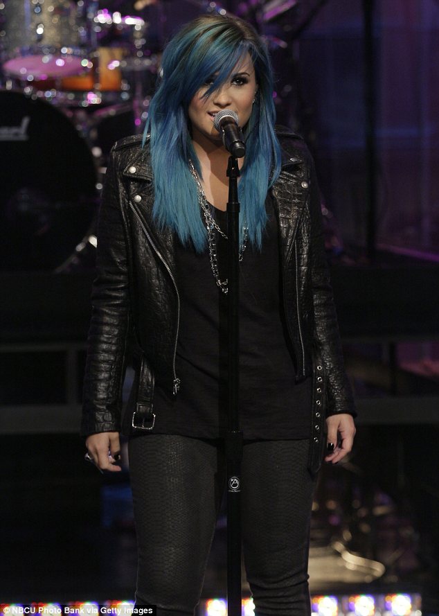 article-2442289-187BD0DF00000578-445_634x889