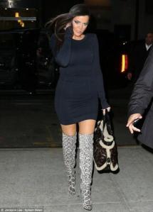 celeb-style-khloe-kardashian-visited-watch-wh-L-rSXKG_